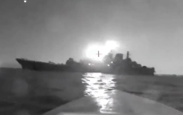 З'явилося відео атаки дрона на десантний корабель РФ