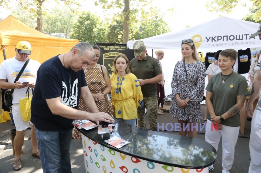 В Николаеве прошло спецгашение почтовой марки и конверта «Винищувачі зла» (фото, видео)