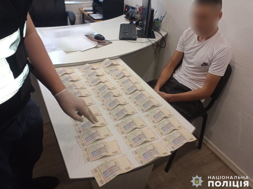 На Миколаївщині начальнику відділу поліції дали 15 000 грн хабара: зловмиснику загрожує до 8 років