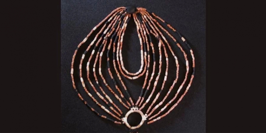 Відновлено унікальне намисто, що знайшли у могилі дитини, похованої 9 тисяч років тому (фото)