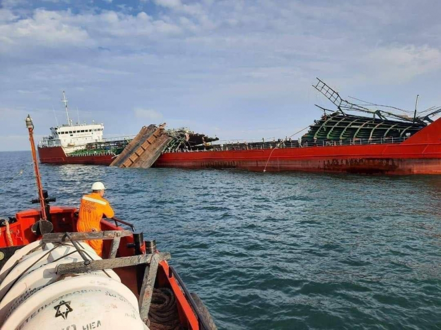Дрон атаковал в Черном море российский танкер с топливом (видео)