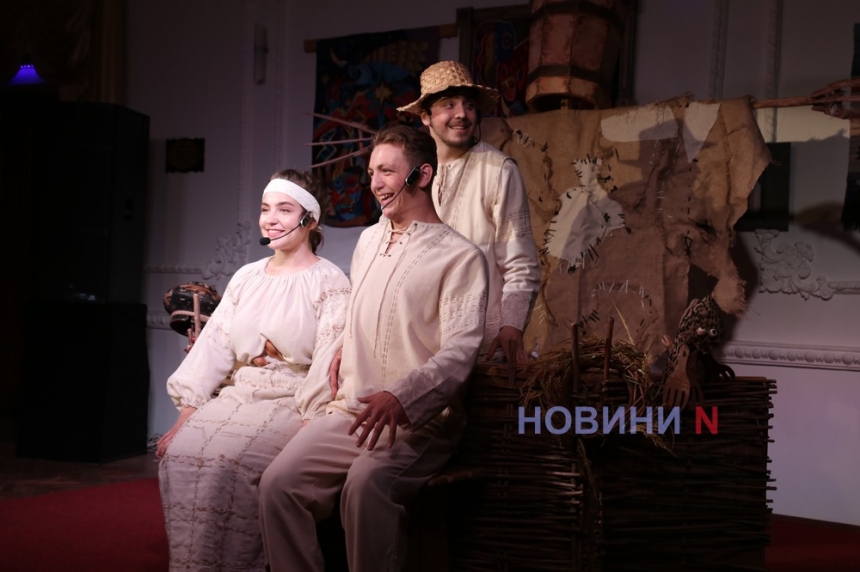 Подарок маленьким николаевцам: в Николаевском театре показали сказку по произведениям Франко (фоторепортаж)