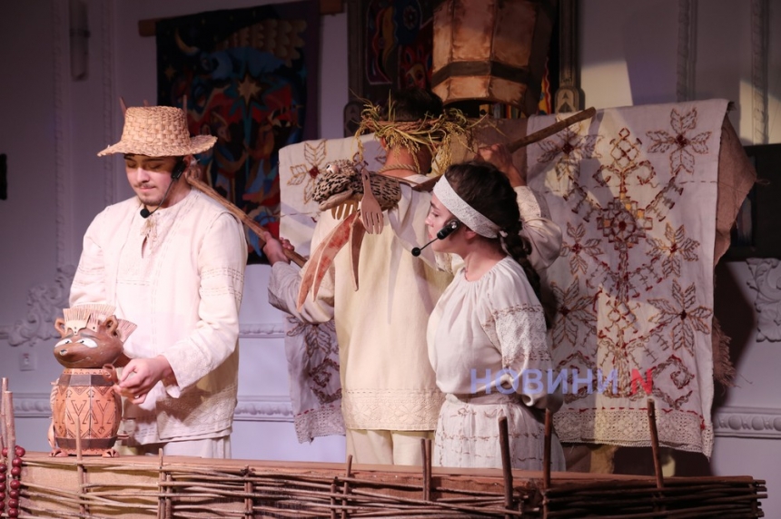 Подарок маленьким николаевцам: в Николаевском театре показали сказку по произведениям Франко (фоторепортаж)