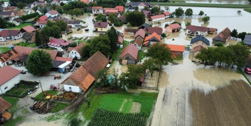 Армія рятує людей: у Словенії повені та зсуви відрізають від світу селища (фото, відео)