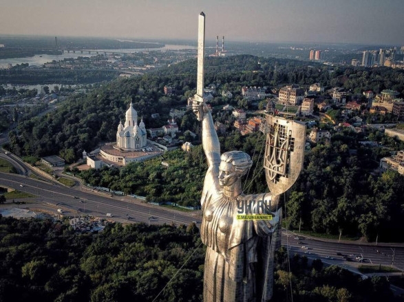 На «Батьківщину-мати» у Києві встановили тризуб