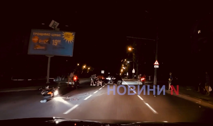 В Николаеве мотоциклист на полном ходу врезался в «Тойоту» - пострадавшего увезла скорая (видео)