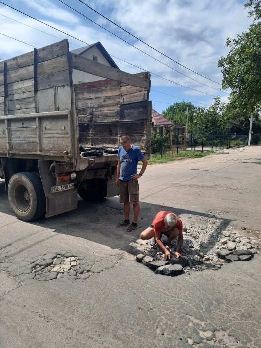 У Миколаєві підприємство з вивезення сміття почало самотужки латати вбиту дорогу