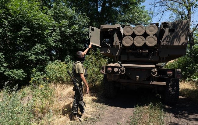 Вогняне HIMARS-шоу: Сирський показав відео знищення позиції окупантів (відео)