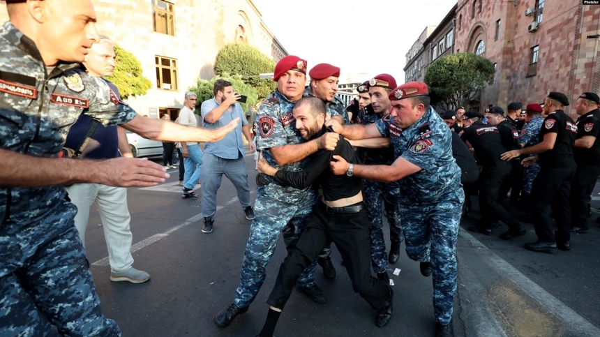 У Єревані вимагають розблокувати Лачинський коридор: понад десяток затриманих