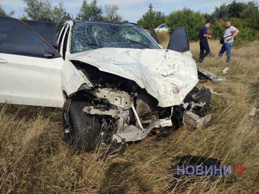 Под Николаевом перевернулся BMW X5: трое пострадавших