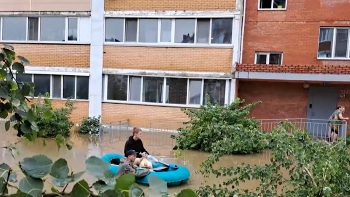 В российском городе Уссурийск прорвало дамбу - город уходит под воду