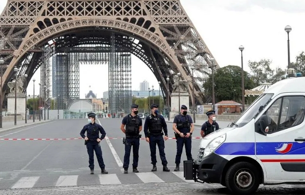 У Парижі через загрозу вибуху евакуювали відвідувачів Ейфелевої вежі