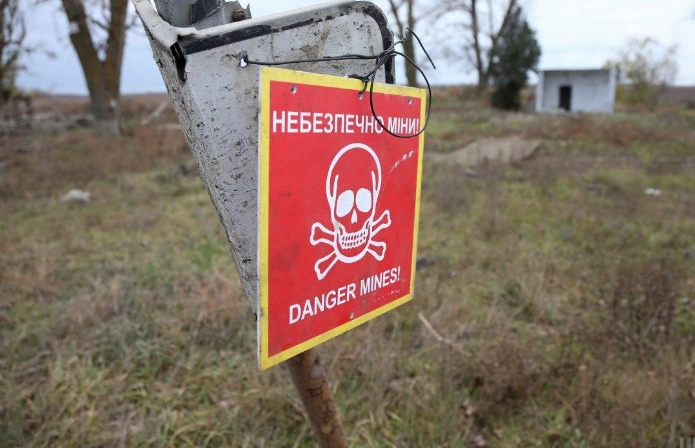 Контрнаступление: ВСУ извлекают по пять российских мин на квадратный метр