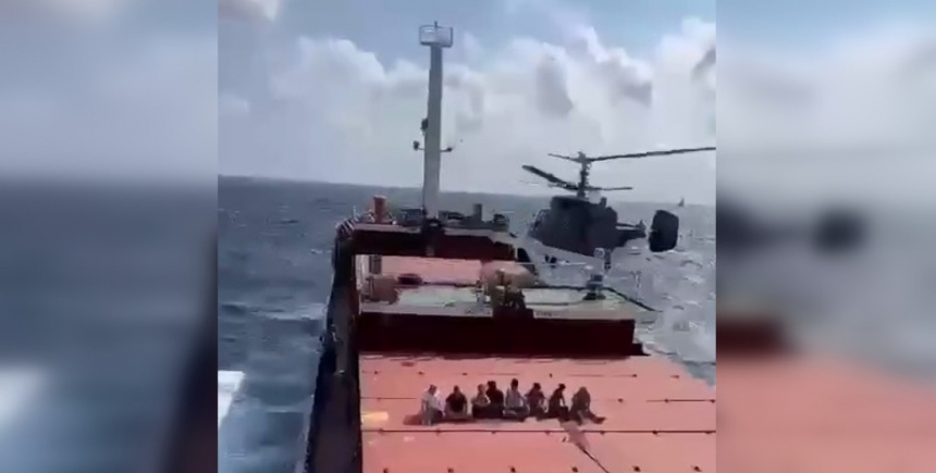 Вертолет подлетел к палубе: появилось видео возможного досмотра россиянами судна Sukru Okan (видео)