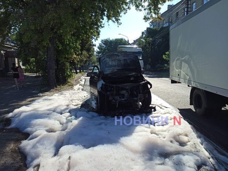 В центре Николаева загорелся «Лексус»