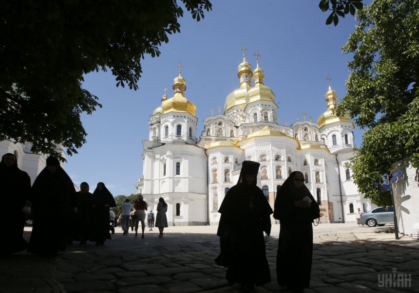 Представители УПЦ МП забаррикадировались в нескольких корпусах Лавры (видео)