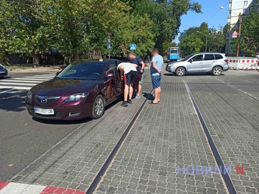 На перекрестке в Николаеве столкнулись «Субару» и «Мазда»: заблокировано движение трамваев
