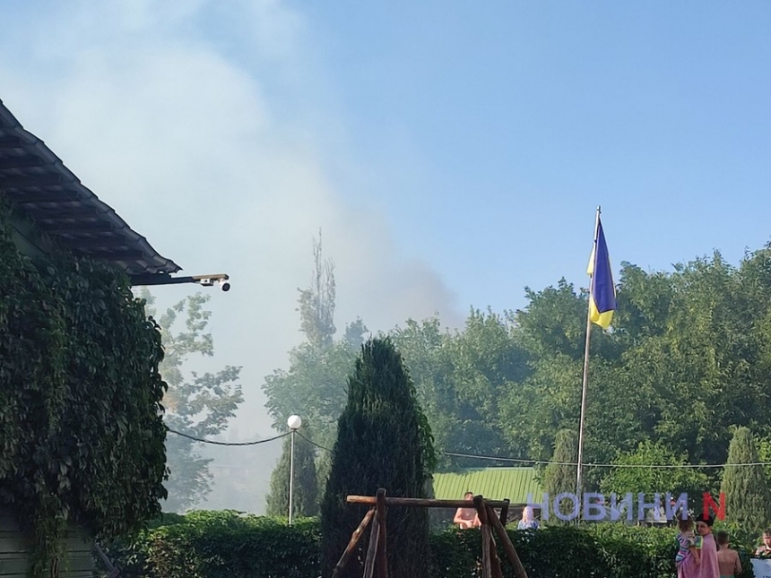 В Николаеве горят гаражи — существует угроза взрыва (видео)