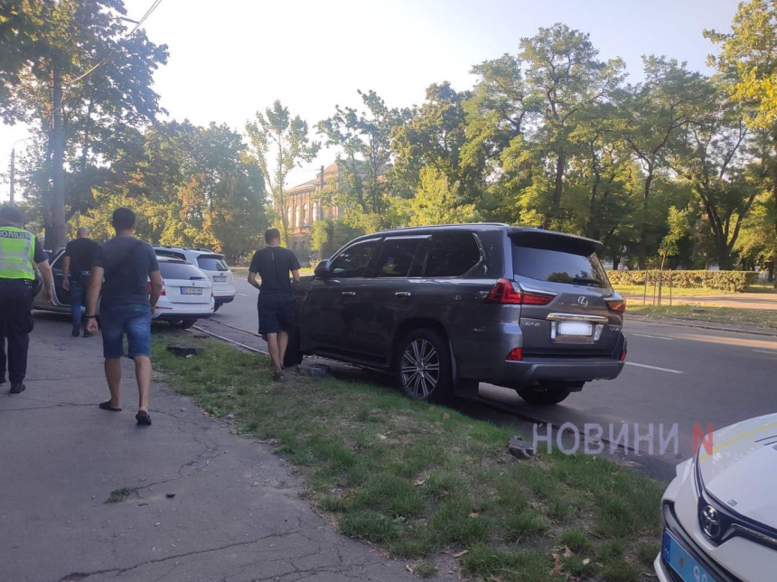 В центре Николаеве столкнулись «Лексус» и «Шевроле»