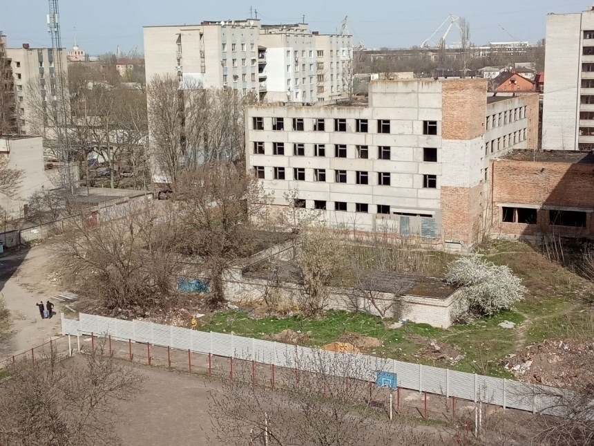 Казахи хочуть перетворити на кластерну лікарню скандальну недобудову у центрі Миколаєва