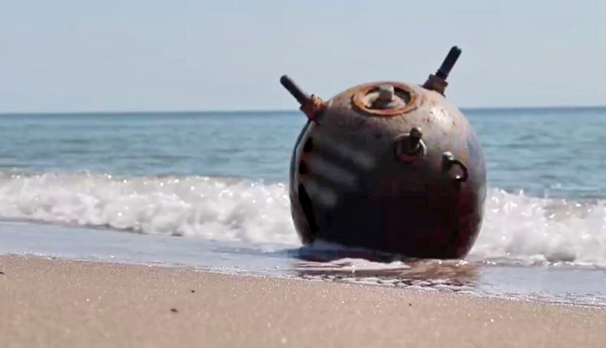 В Одесі на людному пляжі знайшли міну: оголошено евакуацію (відео)