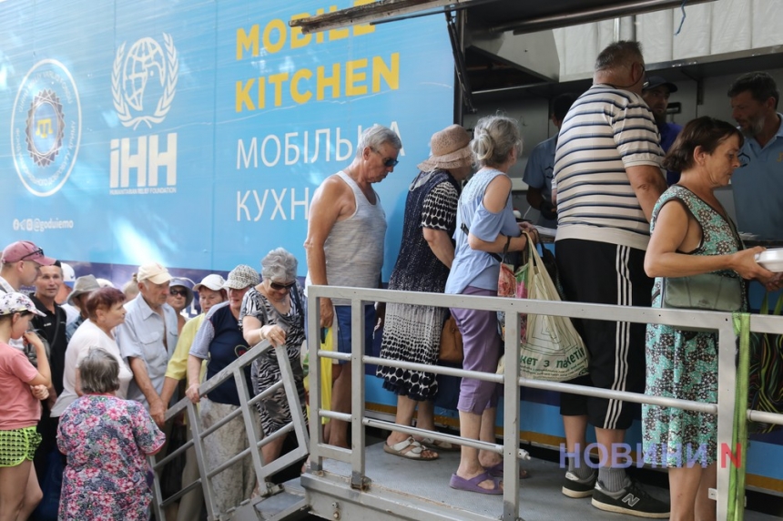Народи України єдині: Миколаївців почастували пловом за кримськотатарським рецептом (фото, відео)