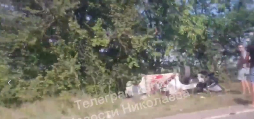 Під Миколаєвом «Шкода» вилетіла в кювет і перекинулася: водій загинув