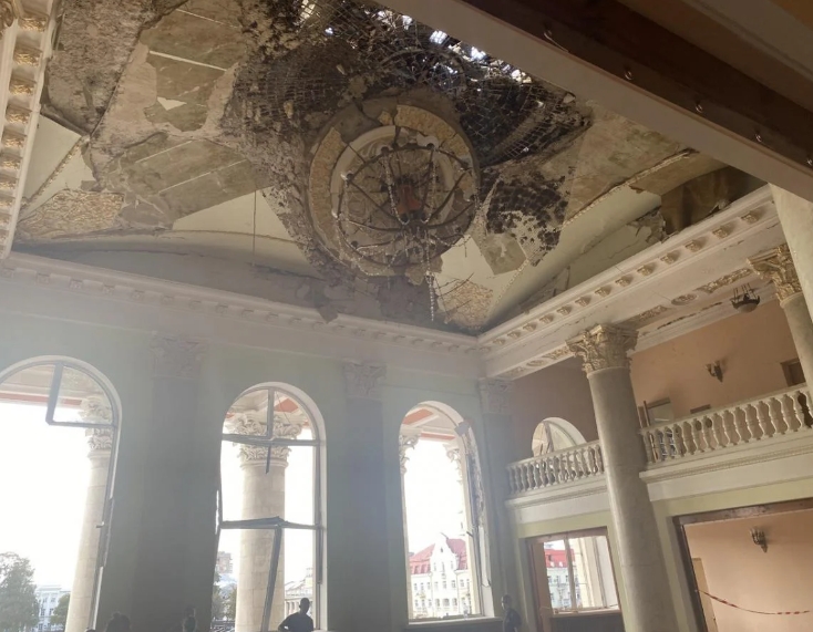 Повреждены все этажи: как в театре Чернигова отходят от ракетного удара 