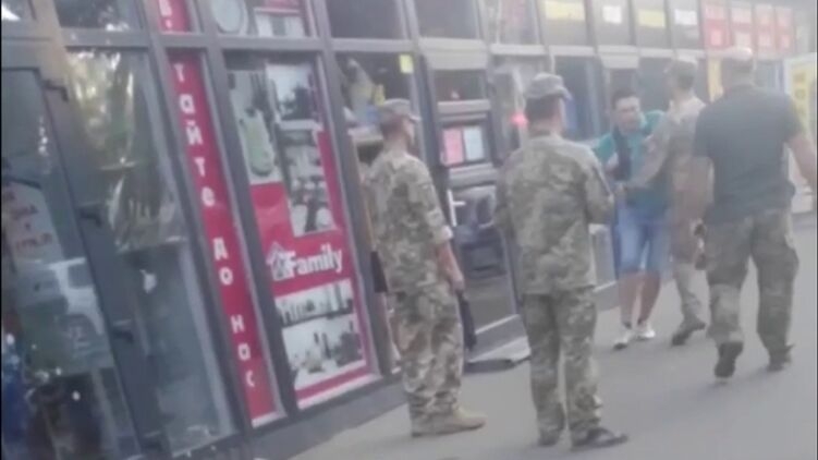 У мережі опублікували відео, на якому військком погрожував чоловікові пістолетом