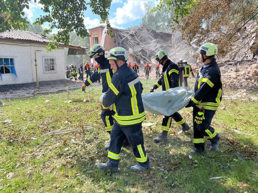Безпілотник ударив по школі на Сумщині: є загиблі, під завалами – люди
