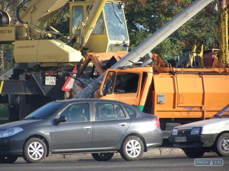 Одесский мусоровоз смят бетонным столбом. Водитель пропал ФОТО