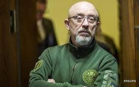 Министр обороны Резников предложил пари в ответ на обвинения в закупке для ВСУ летних курток вместо зимних