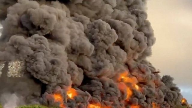 В Севастополе вспыхнул пожар на складах базы морпехов, - соцсети (видео)