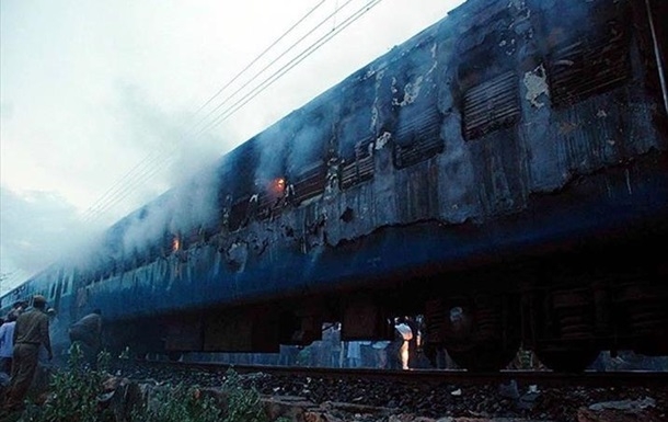Девять человек погибли в пожаре в поезде на юге Индии