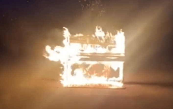 На згадку про загиблих льотчиків на місці трагедії на Житомирщині спалили піаніно (відео)