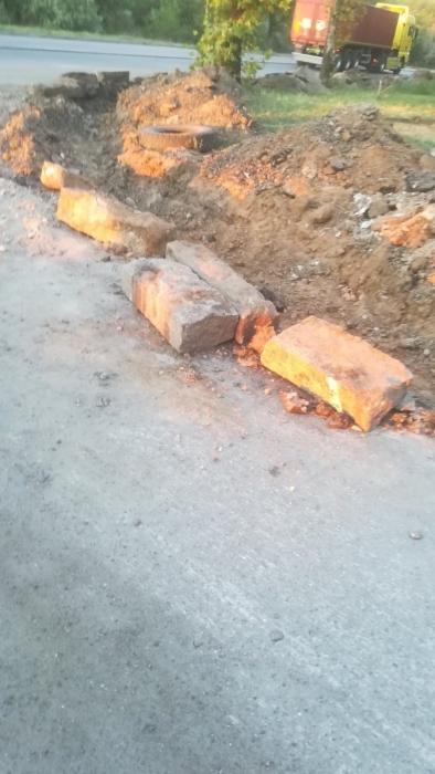 В Николаеве продолжают демонтировать гранитные бордюры, меняя их на дешевые бетонные