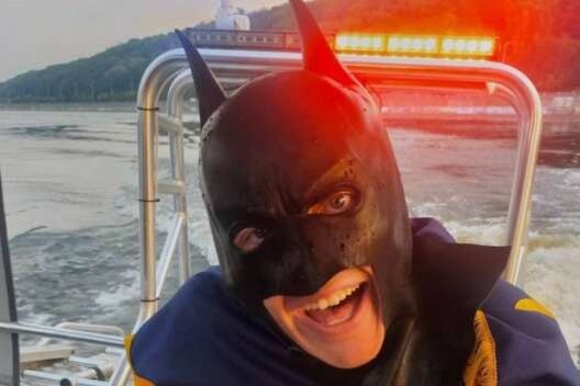 Іноземець у костюмі Бетмена намагався переплисти Дніпро у Києві