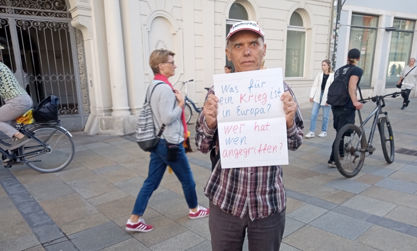 Миколаївський пенсіонер намагався наставити на розум учасників проросійської демонстрації у Німеччині