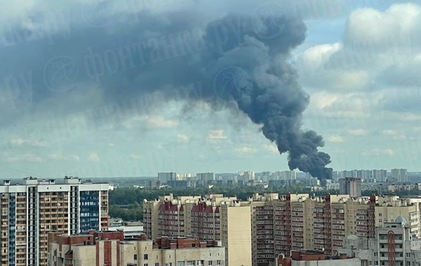 В Санкт-Петербурге после взрывов возник масштабный пожар: горит нефтебаза (видео)