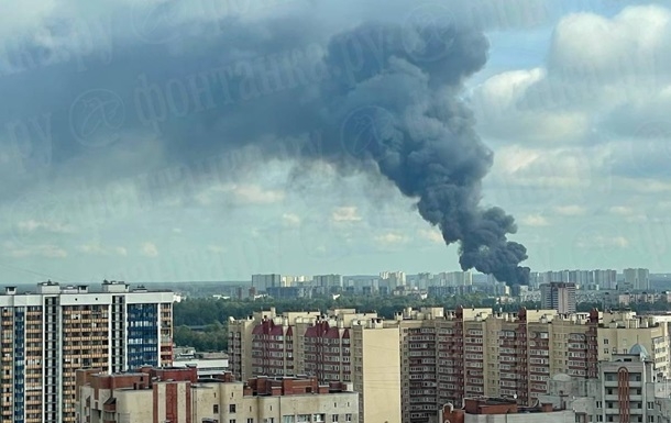 У Санкт-Петербурзі після вибухів виникла масштабна пожежа: горить нафтобаза (відео)