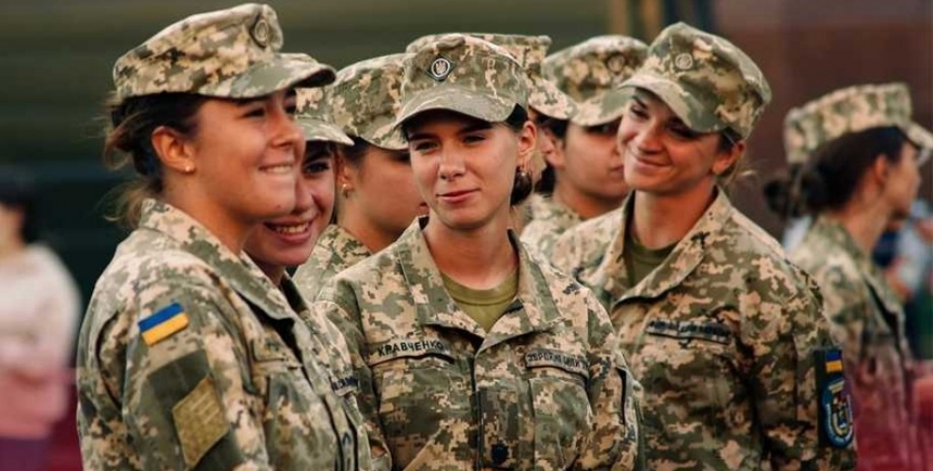 С 1 октября женщины в Украине должны становиться на военный учет: кого это касается