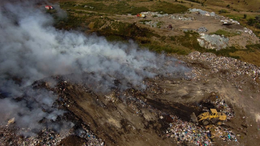 У Миколаївській області 7 годин горіло сміття на полігоні: у Держекоінспекції підрахували збитки