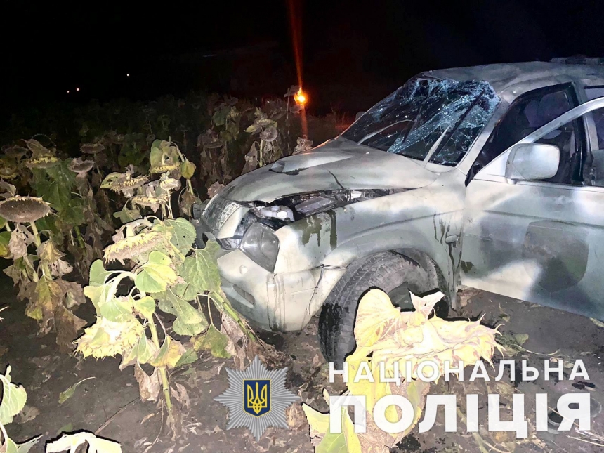 На Миколаївщині позашляховик врізався у стовп: пасажир загинув, водія поранено