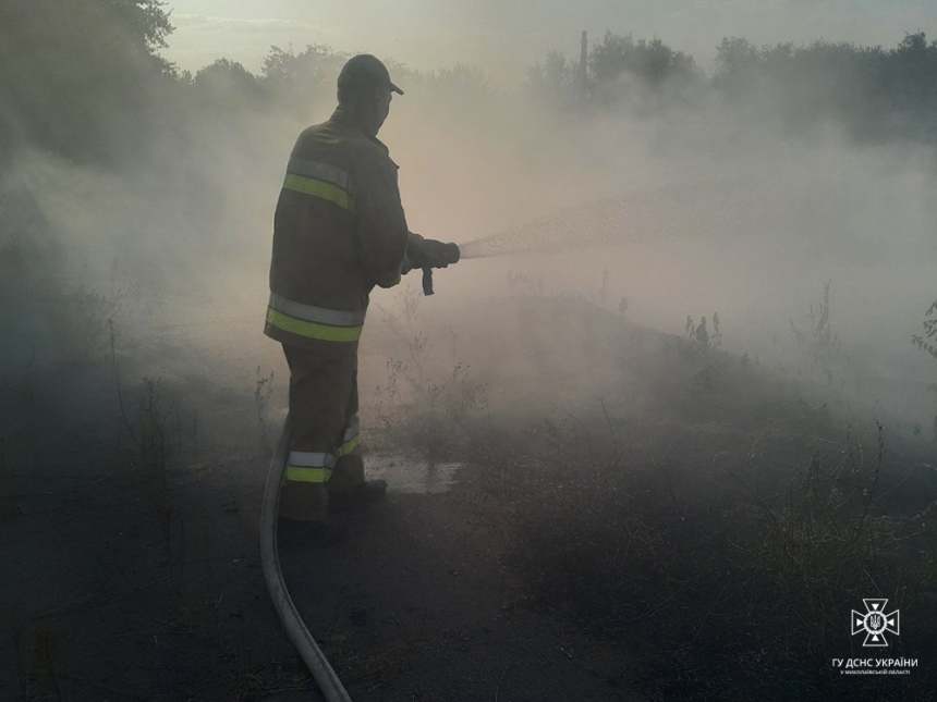 На Миколаївщині чоловік гасив пожежу і ледь не загинув: встигли рятувальники