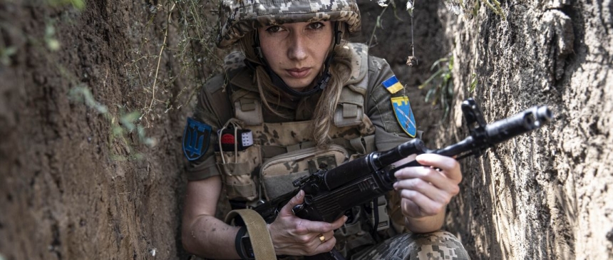 Жінкам на військовому обліку обмежать виїзд з України