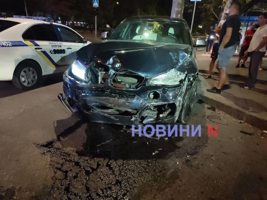 Авария на 2 миллиона: в центре Николаева столкнулись BMW X6 и Audi (фото)