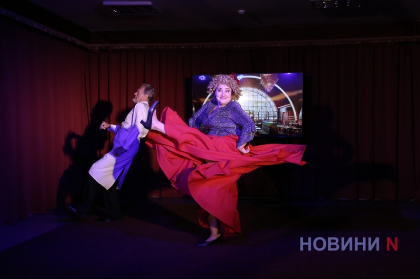 «Зустрічі на перехресті»: в Николаевском театре прошел юбилейный вечер трех артистов (фоторепортаж)