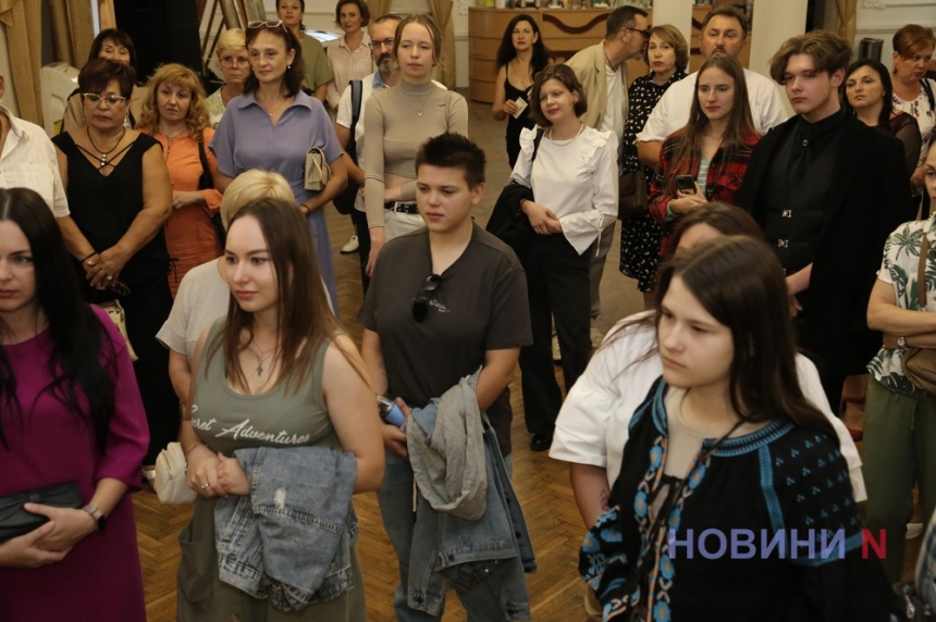 Чувства и война: в Николаеве показали спектакль «Позивний Горобчик» (фоторепортаж)