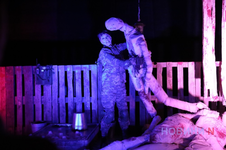 Почуття та війна: у Миколаєві показали виставу «Позивний Горобчик» (фоторепортаж)