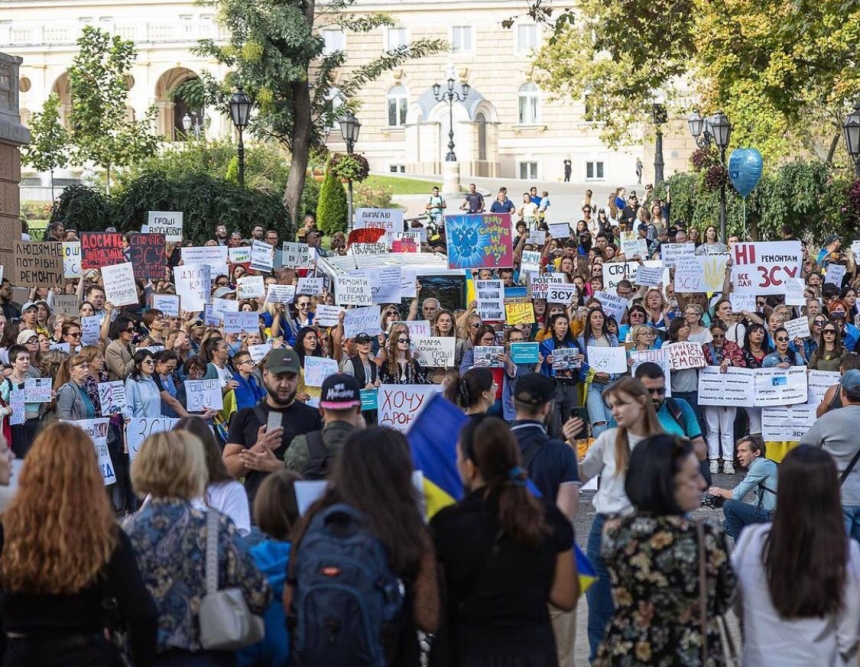 В Одессе митингуют против выделения средств на ремонт суда и театра
